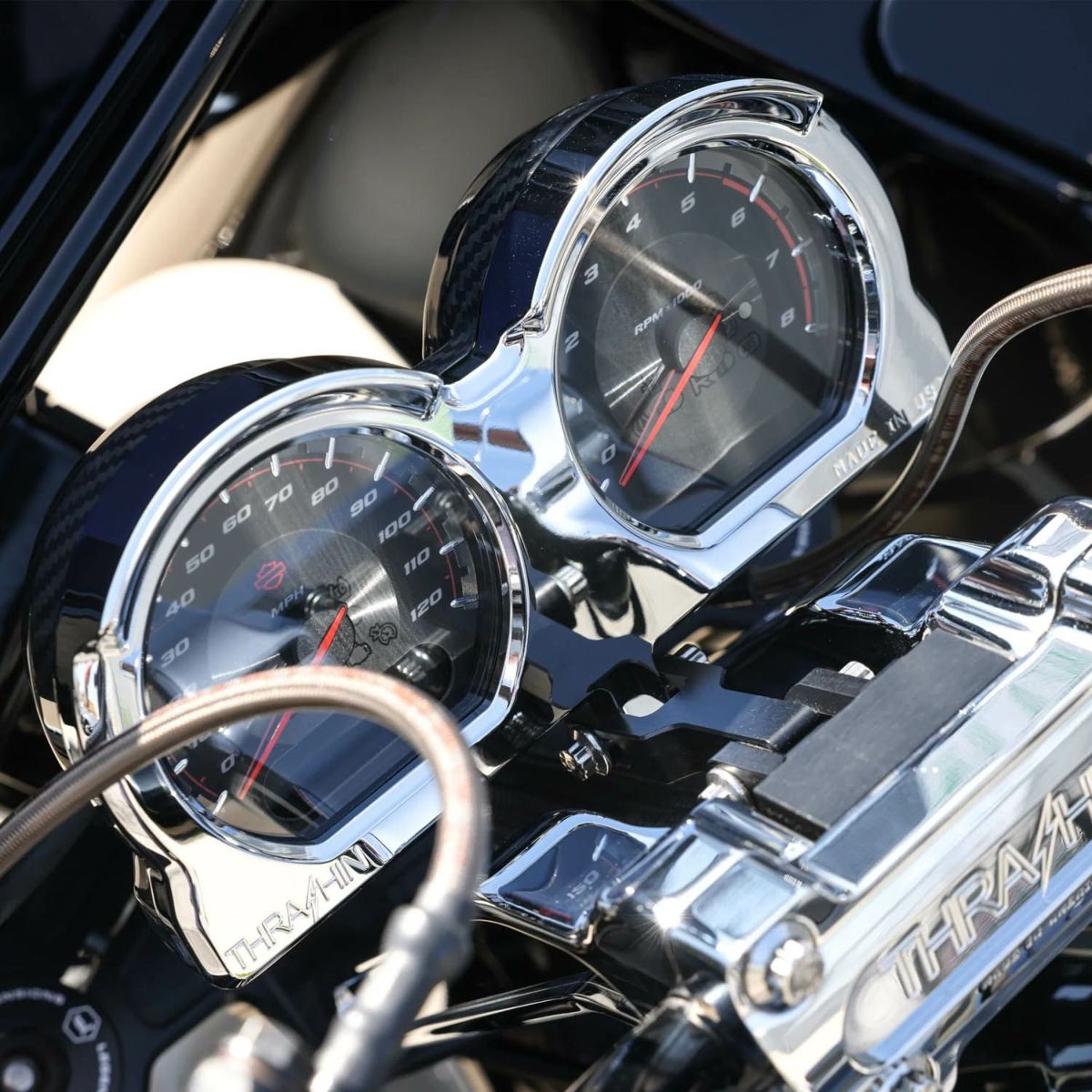 THRASHIN SUPPLY メーターリロケーションマウント 2015以降FLTRモデル用