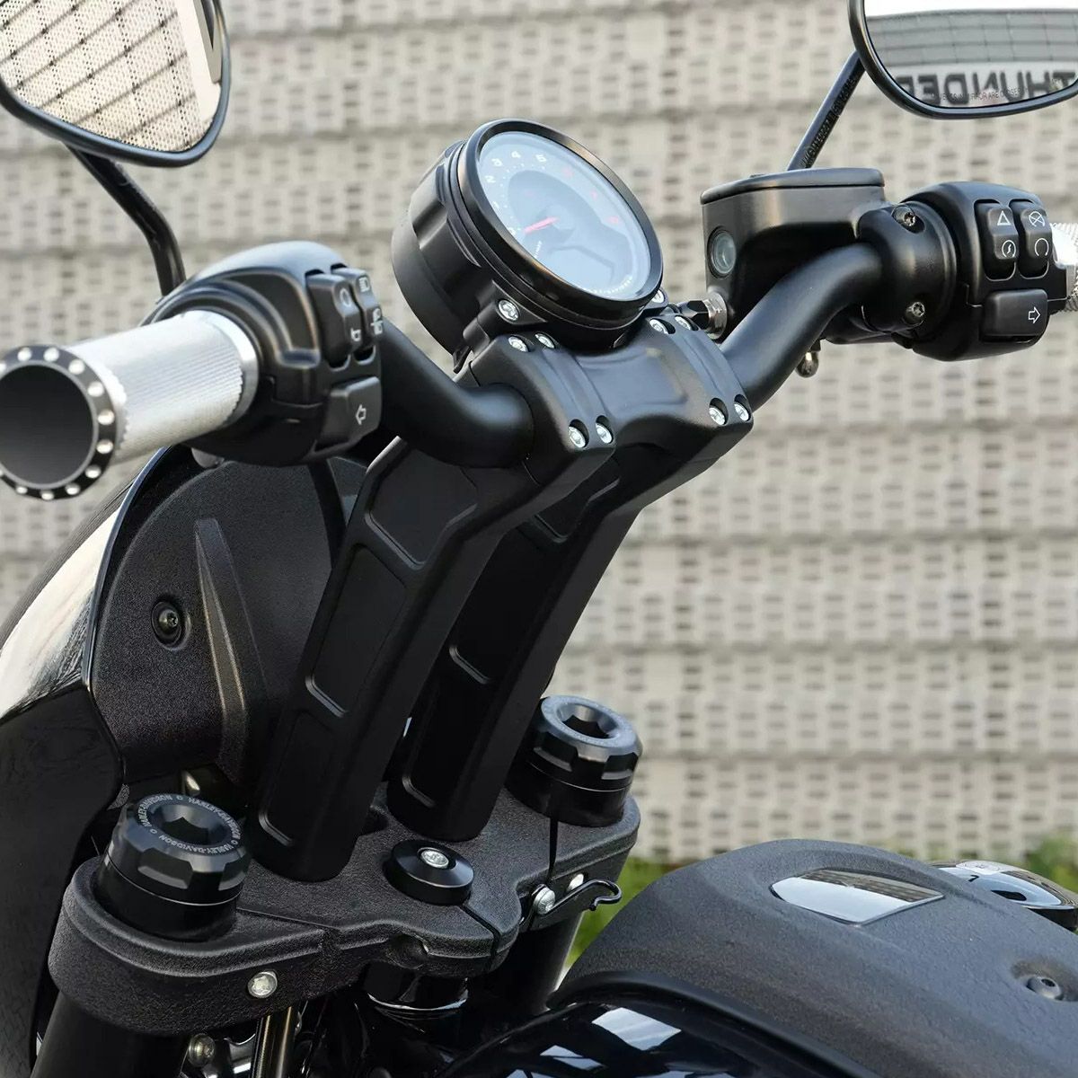 M8ソフテイル ローライダーS Clubstyle 9インチ プルバックライザー (ブラック) Thunderbike