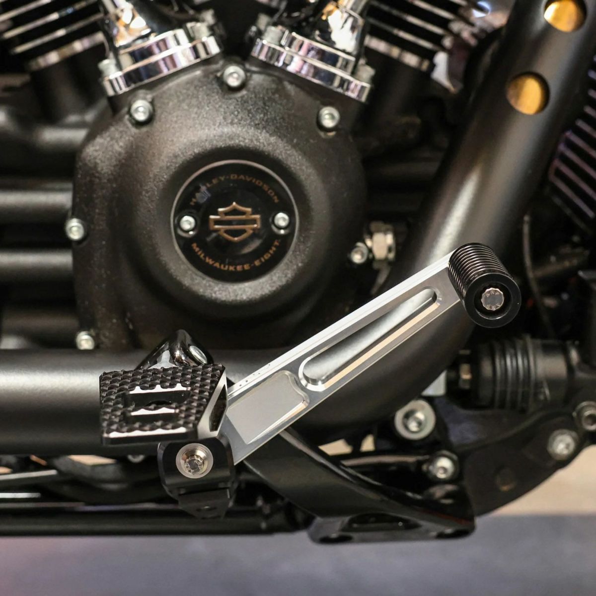 2018年以降のハーレーSOFTAILミッドコントロールモデル対応!フットコントロールを1インチプルバッグして、よりスポーティーかつ真のミッドコントロールの感触を体験せよ!4