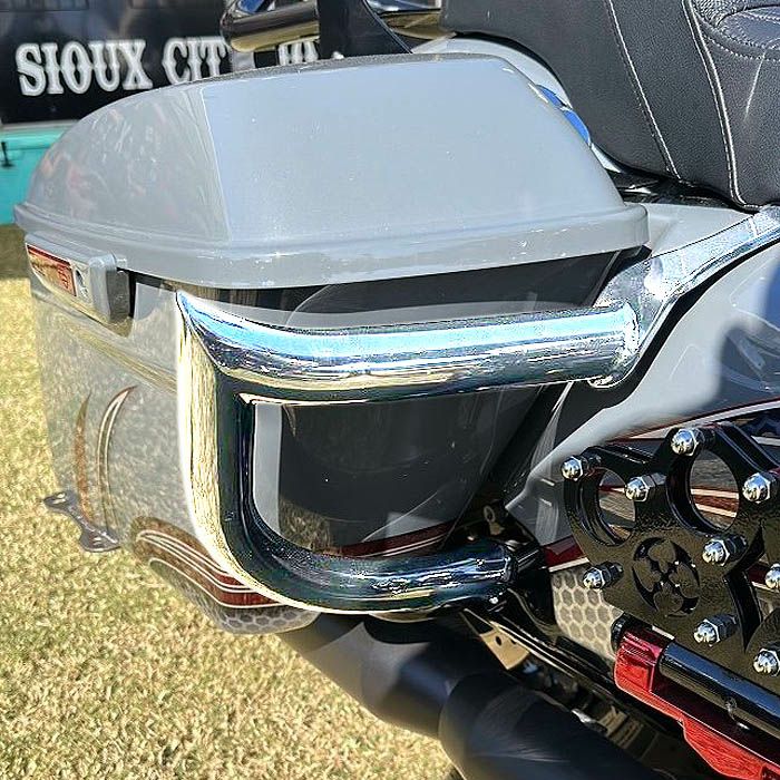 個性派商品を手掛けるSiouxicide Choppersより尖りに尖ったTHEスーサイドデザインのツーリングモデル用サドルバックガードが新登場!2