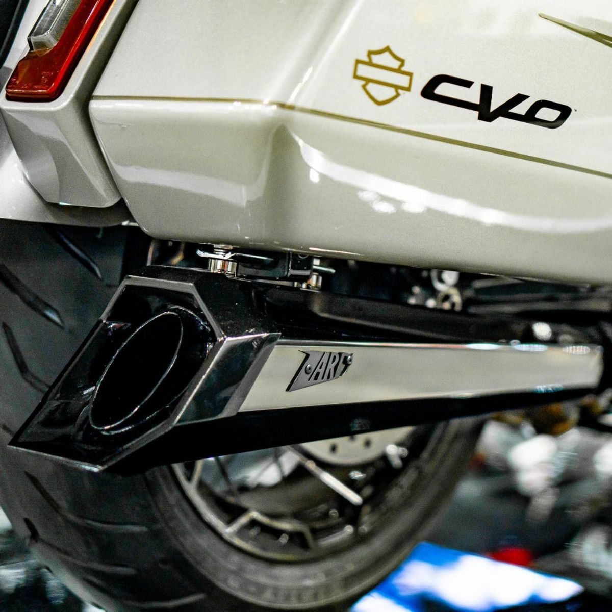 革新的なデザインのCVOと見事に調和したマフラー!!&M8ツーリング・ハイパフォーマンスマフラーEURO5モデルがZARDより登場っ!!2
