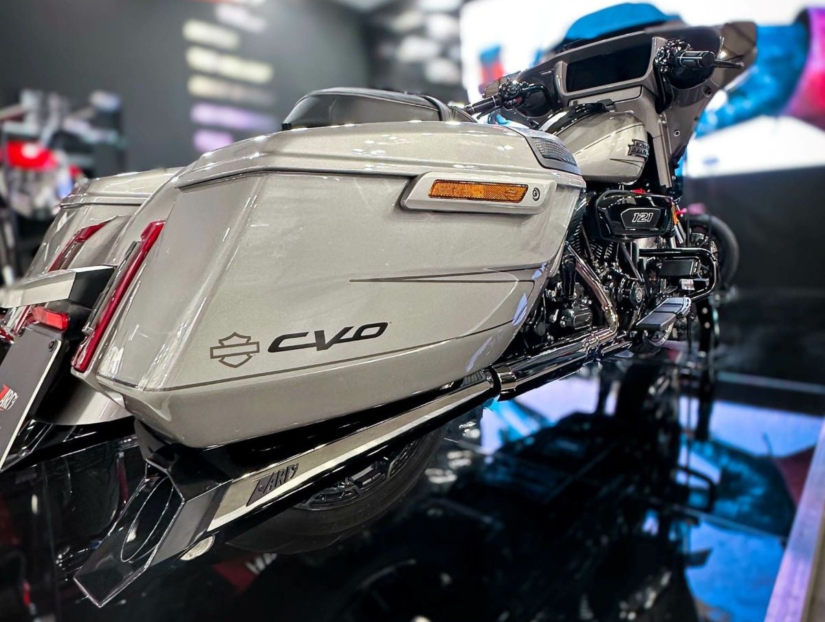 革新的なデザインのCVOと見事に調和したマフラー!!&M8ツーリング・ハイパフォーマンスマフラーEURO5モデルがZARDより登場っ!!3