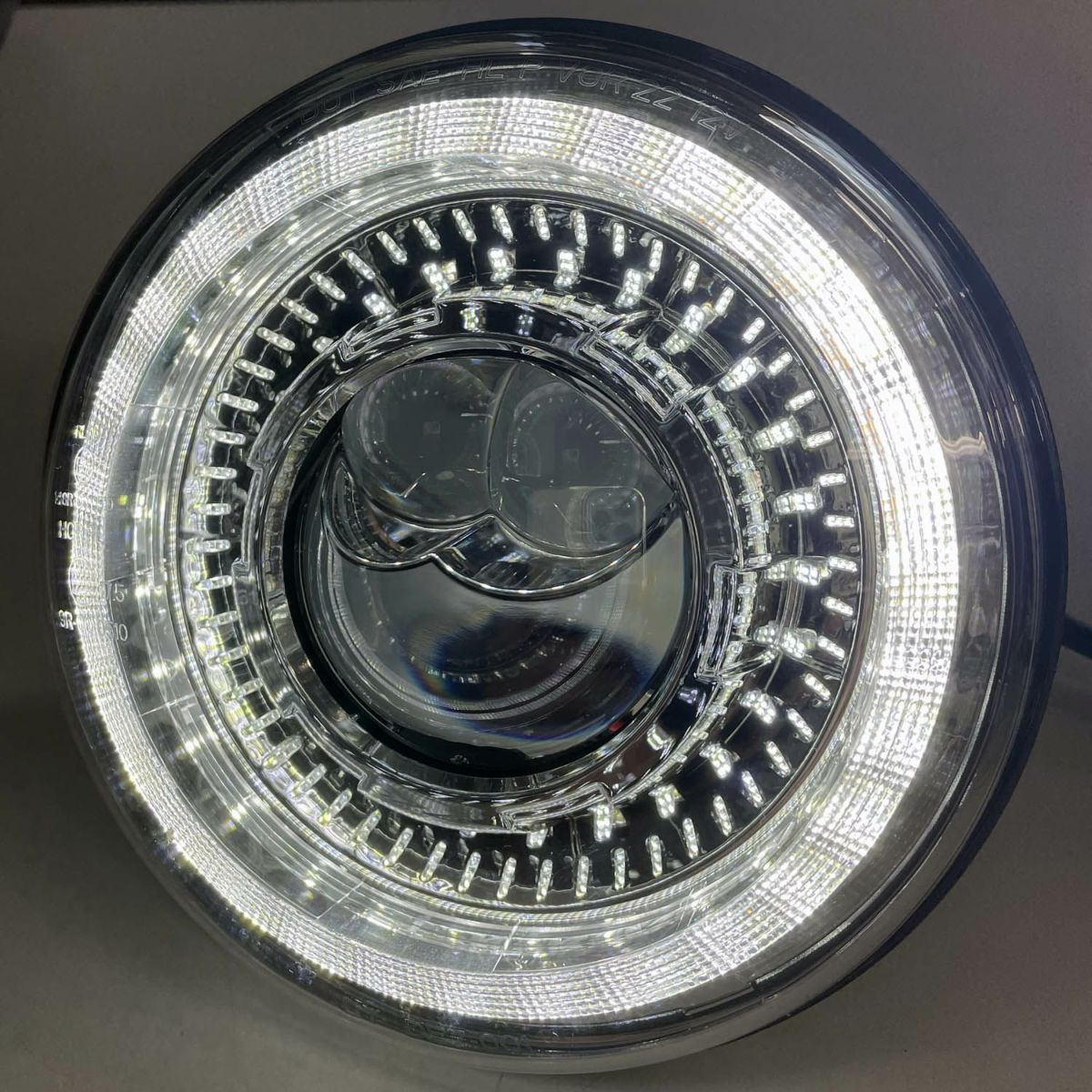 ウインカー搭載!?今年のヘッドライトの本命はこれで決まりっ!! 7インチ LEDプロジェクター WMW6
