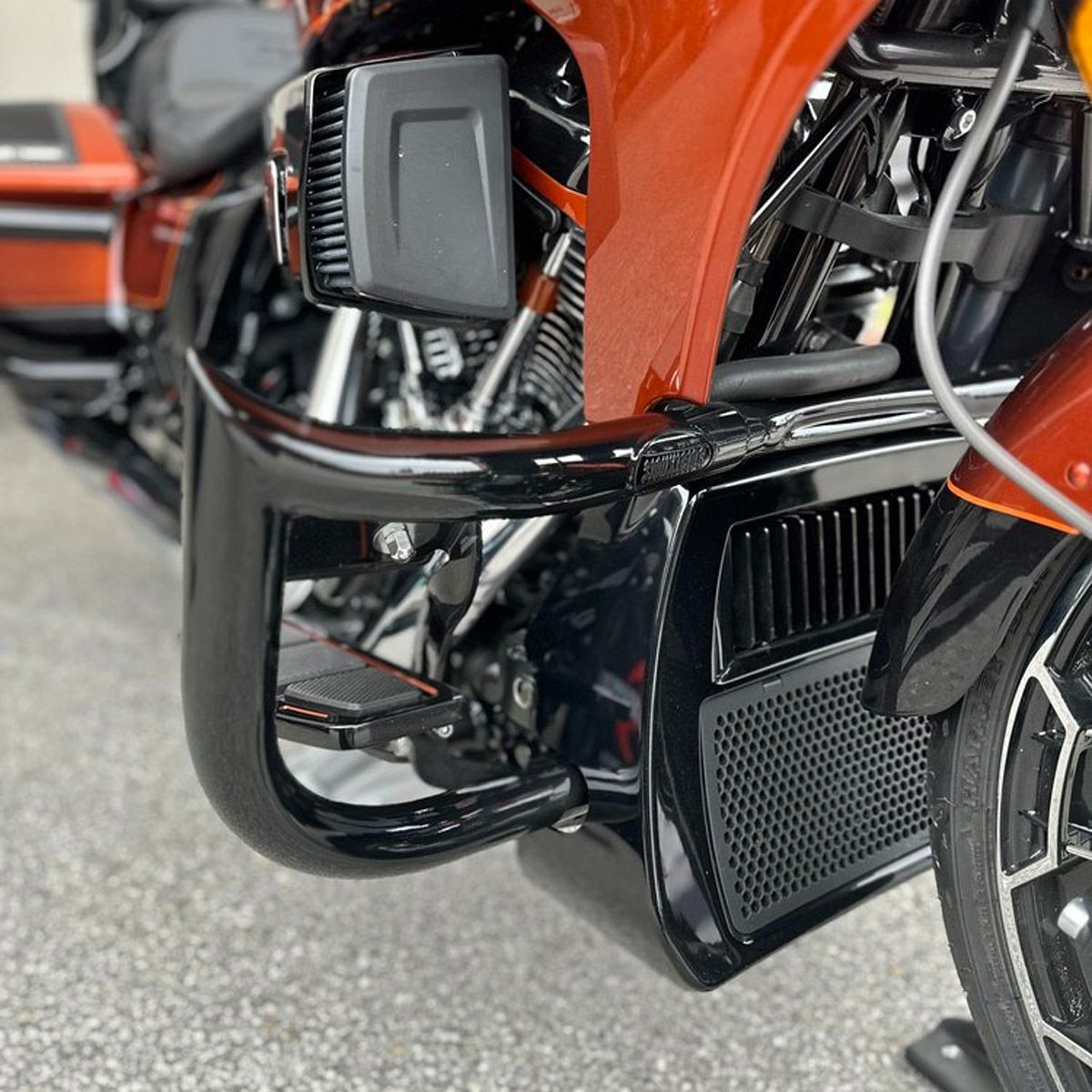 攻撃的なデザインでハーレーライダーを虜にするSiouxicide Choppersより待望の人気車種FXLRS/FXLRST/FLSB対応のシーシーバー&ラゲッチラックが販売開始!3