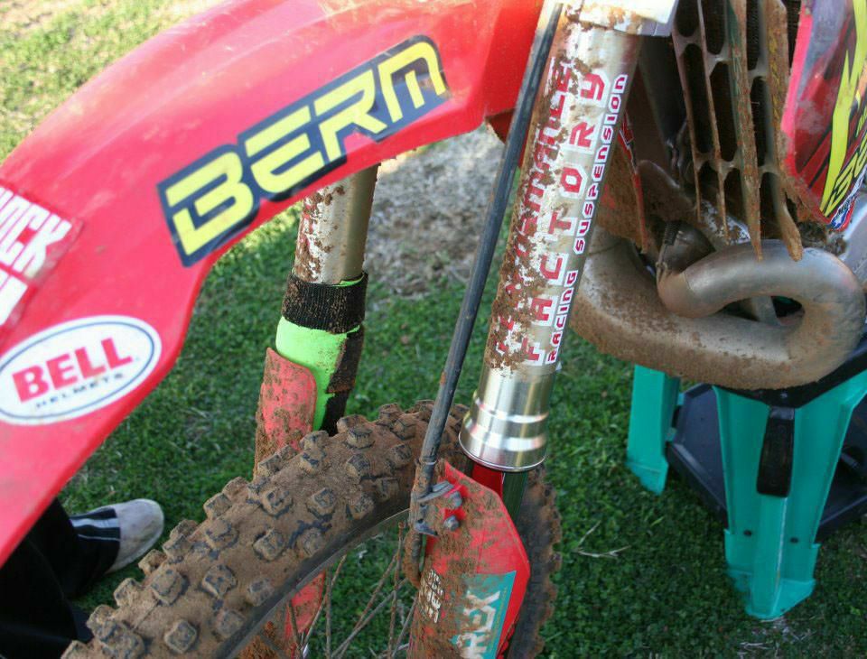 手軽に愛車へアクセントカラーを追加！フロントフォークの保護にも繋がるSHOCK SOXより新たなサイズ・カラーが新登場！2