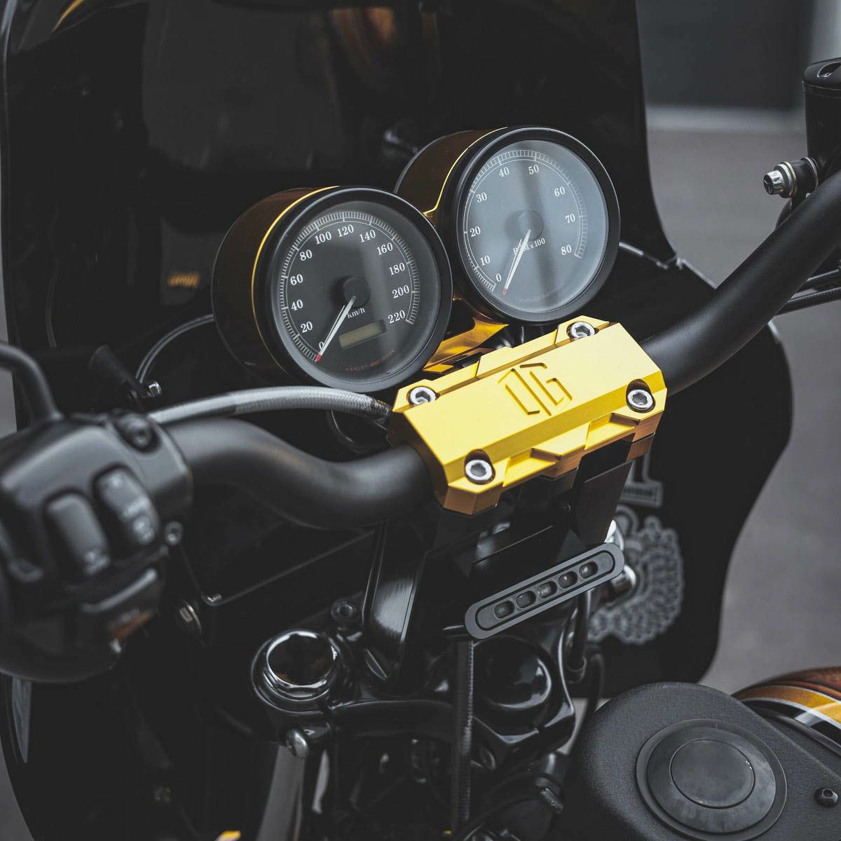 ハンドル回りにカラーパーツを散りばめ、愛車のハーレーに個性を追加！オリジナルガレージモトよりハンドル回りを彩るパーツが多数登場！4