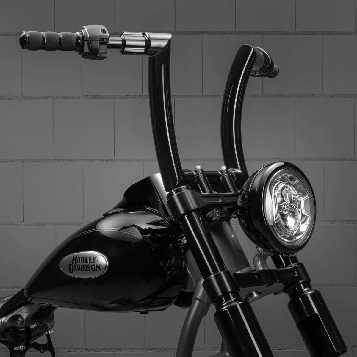 ハーレーライダーの度肝を抜いたキラーカスタム2インチ径ファットハンドルバーに2025年車両対応モデル＆新カラーが仲間入り！5