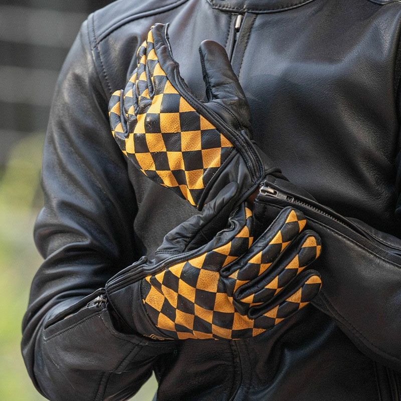 走りの高揚感を、指先から。ツーリングをこよなく愛するライダーに贈るSP忠男×DEGNER コラボ レザーグローブが堂々の登場!2