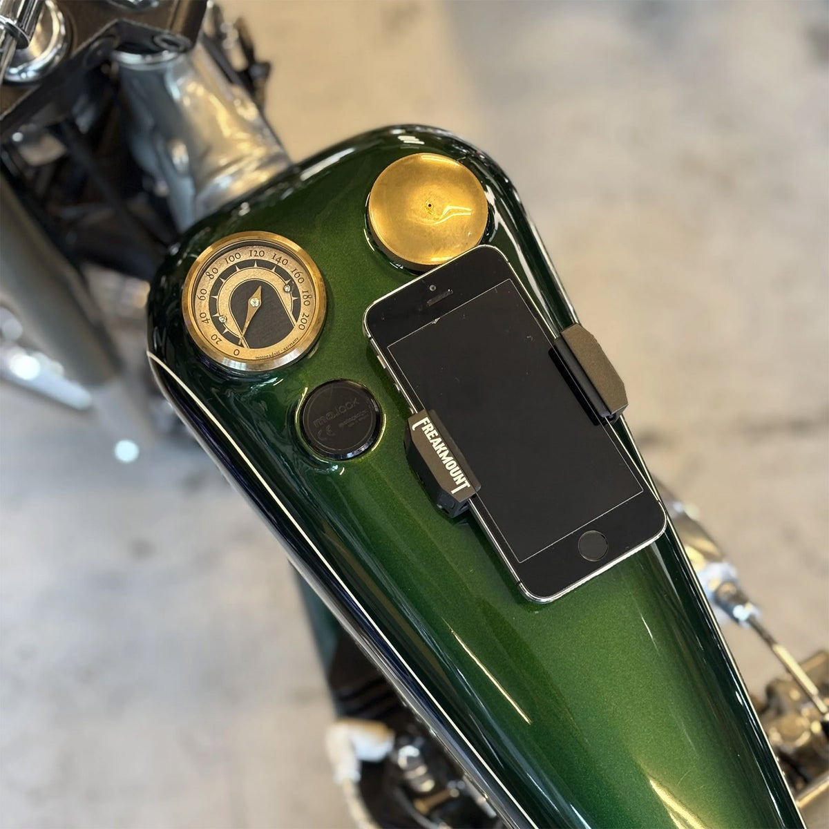 置くだけで、走りに集中。ハーレーの美観を守るマグネット携帯ホルダーFREAKMOUNTが進化を遂げてた2.0モデルとして登場！2
