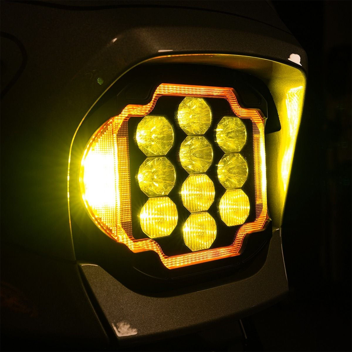 夜を支配する圧倒的な光へ。純正比最大90％UPの光量！FLHX専用パフォーマンスLEDヘッドライト登場！3