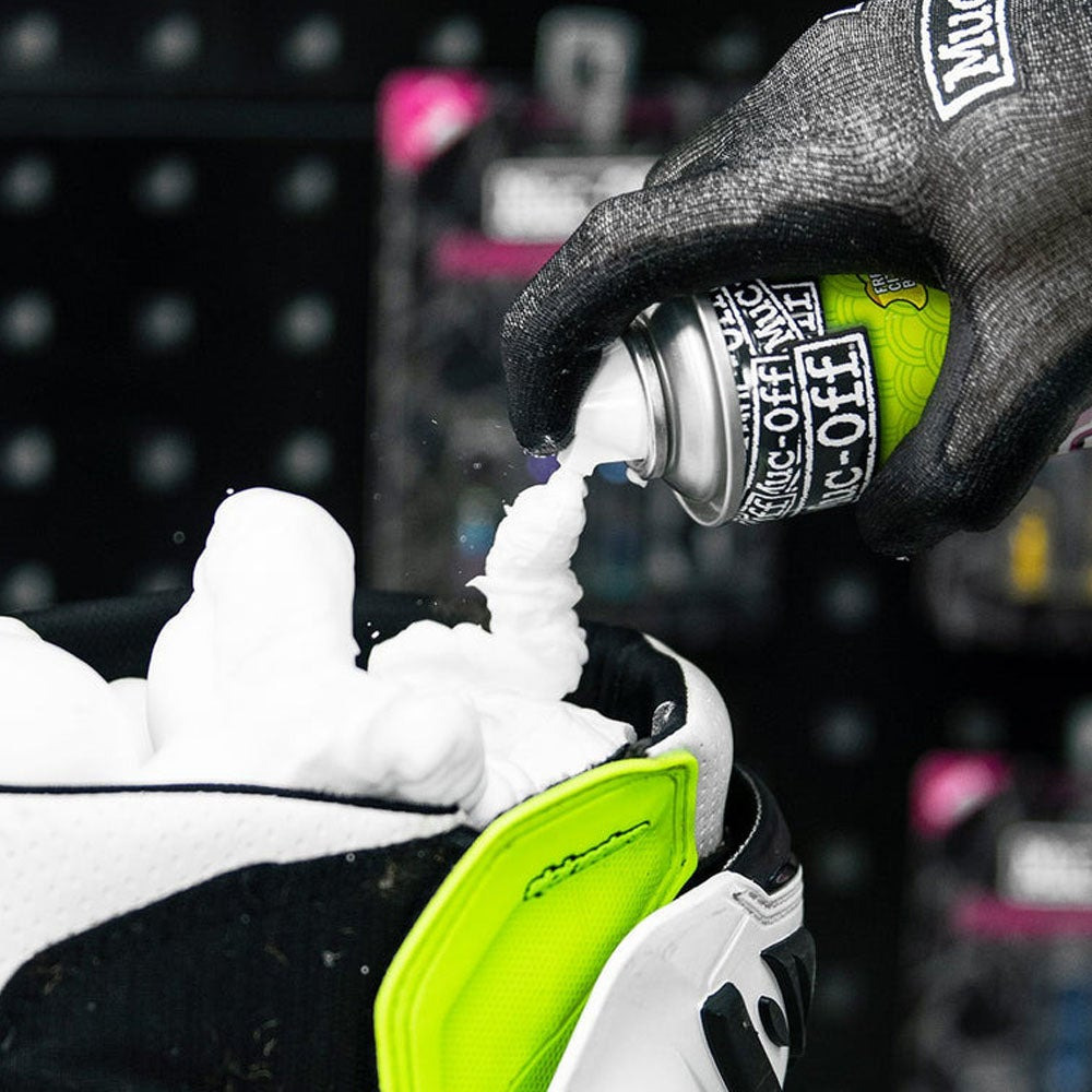 水不要でヘルメットを丸洗い！？この1キットで汗・ニオイ・曇りすべてを一掃するMuc-Offヘルメットケアキット登場！3