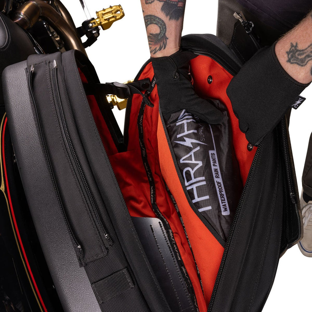 待望の大容量モデルがついに登場!THRASHIN SUPPLY新作Sportサドルバッグで積載力もスタイルも妥協しないカスタムへ!4