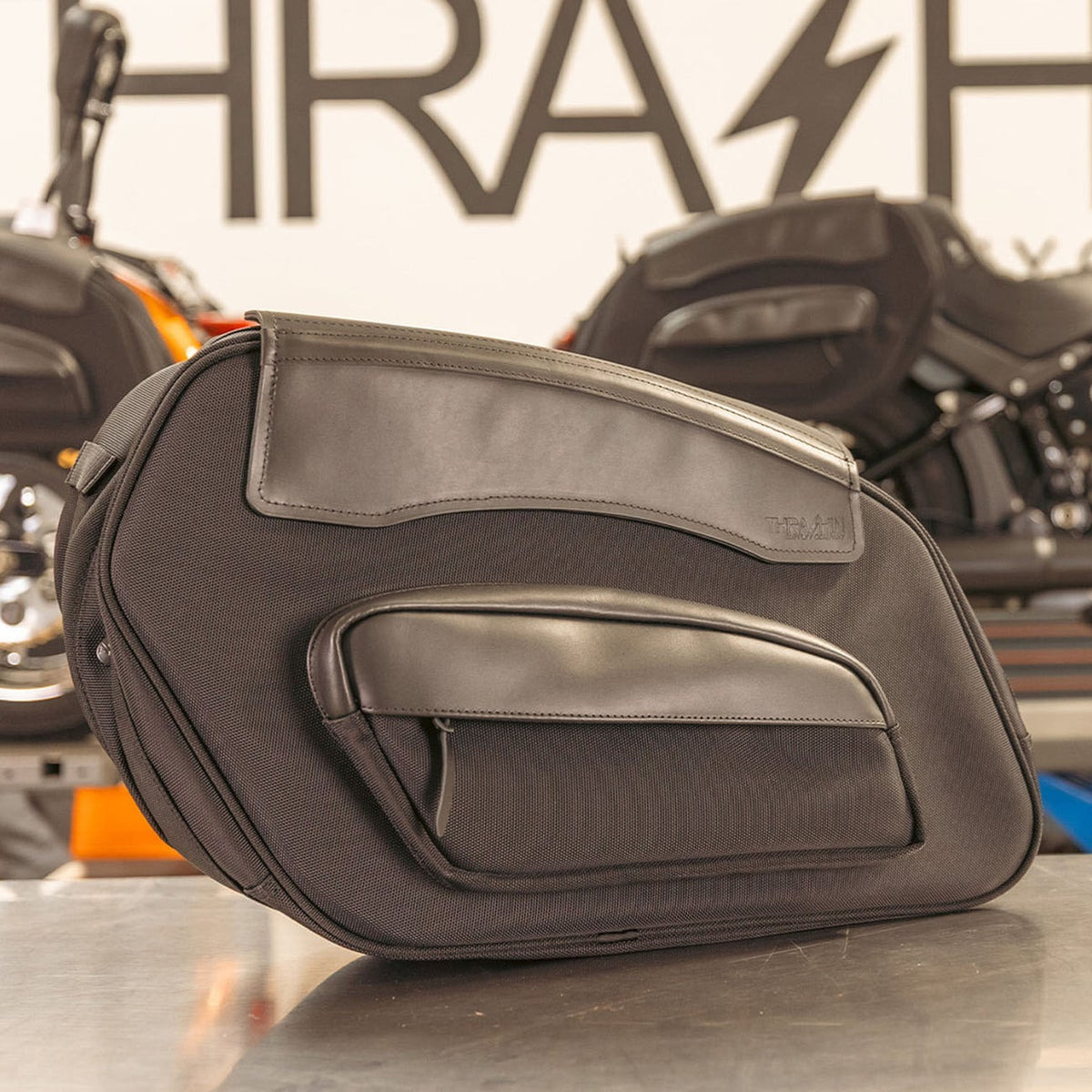 待望の大容量モデルがついに登場!THRASHIN SUPPLY新作Sportサドルバッグで積載力もスタイルも妥協しないカスタムへ!2