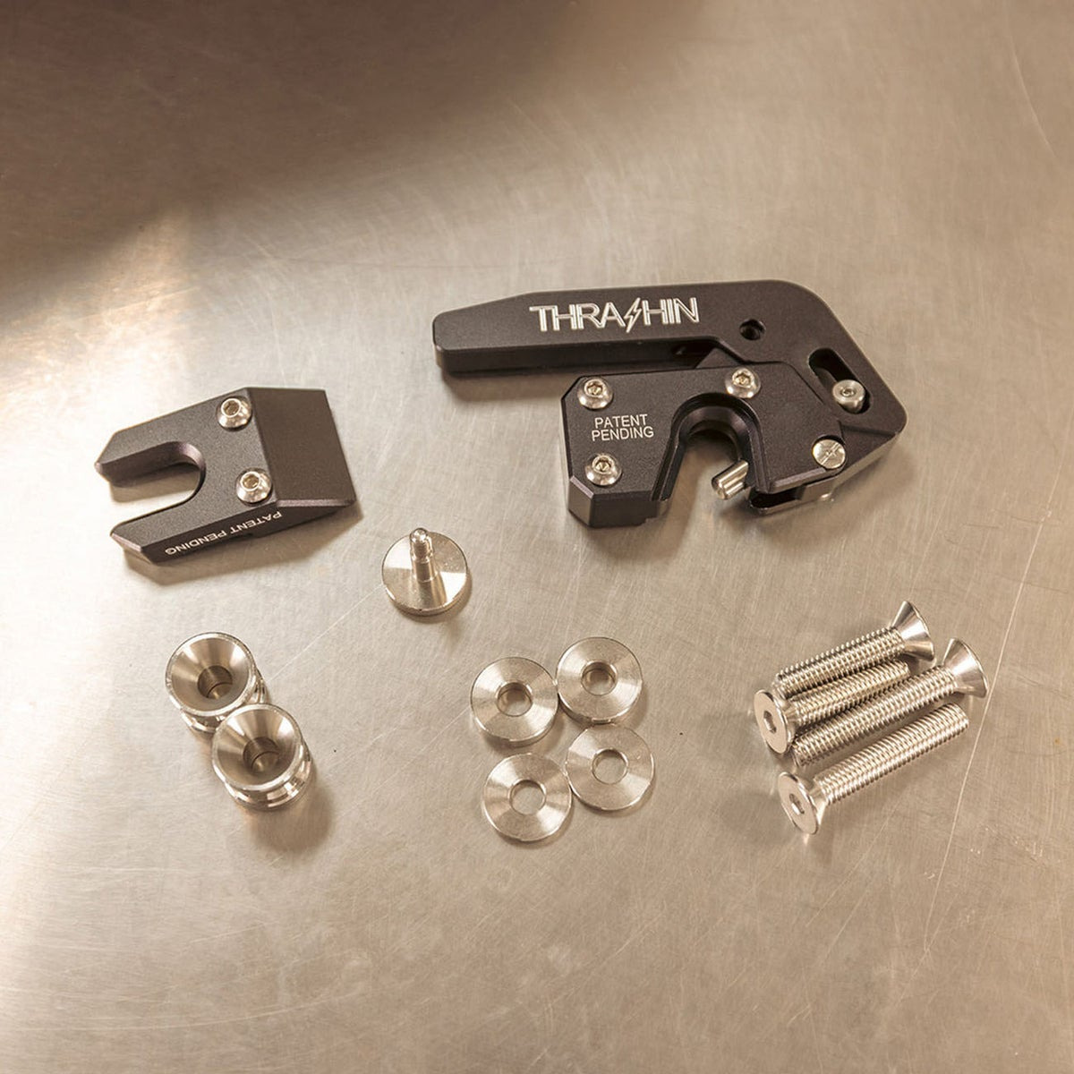 待望の大容量モデルがついに登場!THRASHIN SUPPLY新作Sportサドルバッグで積載力もスタイルも妥協しないカスタムへ!5