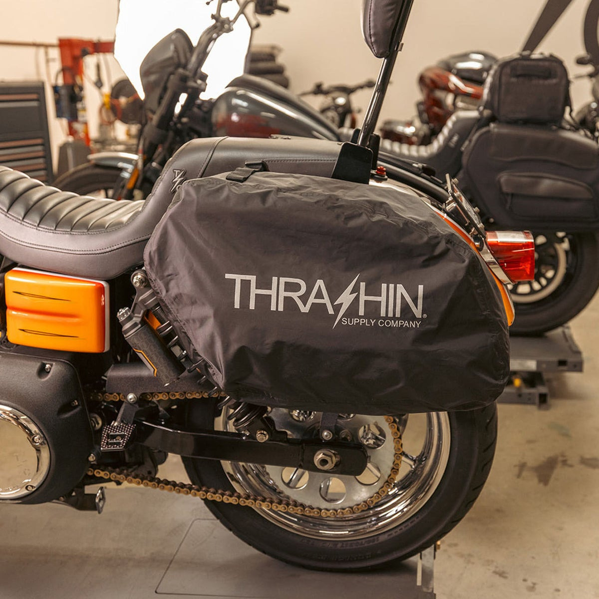 待望の大容量モデルがついに登場!THRASHIN SUPPLY新作Sportサドルバッグで積載力もスタイルも妥協しないカスタムへ!6