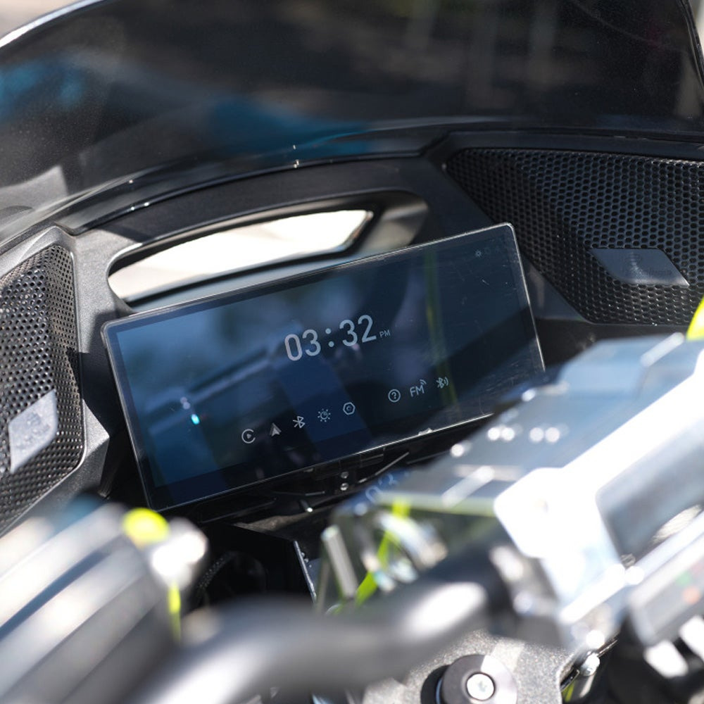 スマホナビ卒業。FXLRSTのフェアリングに収まる専用設計のCarPlayディスプレイがMECHANIC Xより登場！2