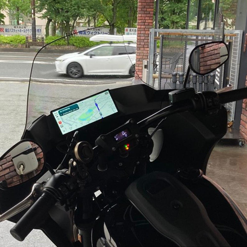 スマホナビ卒業。FXLRSTのフェアリングに収まる専用設計のCarPlayディスプレイがMECHANIC Xより登場！4