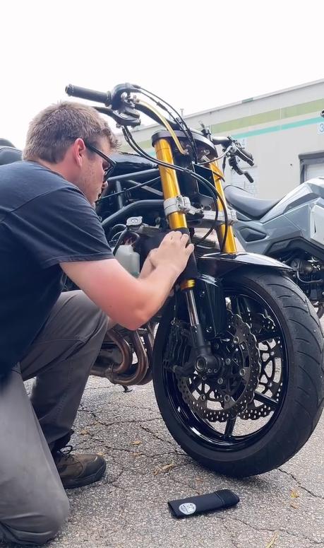 手軽に愛車へアクセントカラーを追加！フロントフォークの保護にも繋がるSHOCK SOXより新たなサイズ・カラーが新登場！3