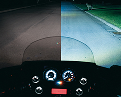 左がノーマルのヘッドライト、右がLEDヘッドライトの光力 例