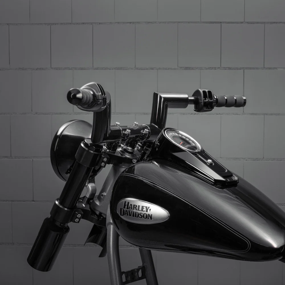 ハーレーライダーの度肝を抜いたキラーカスタム2インチ径ファットハンドルバーに2025年車両対応モデル＆新カラーが仲間入り！4